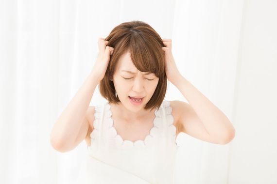 頭をかきむしる